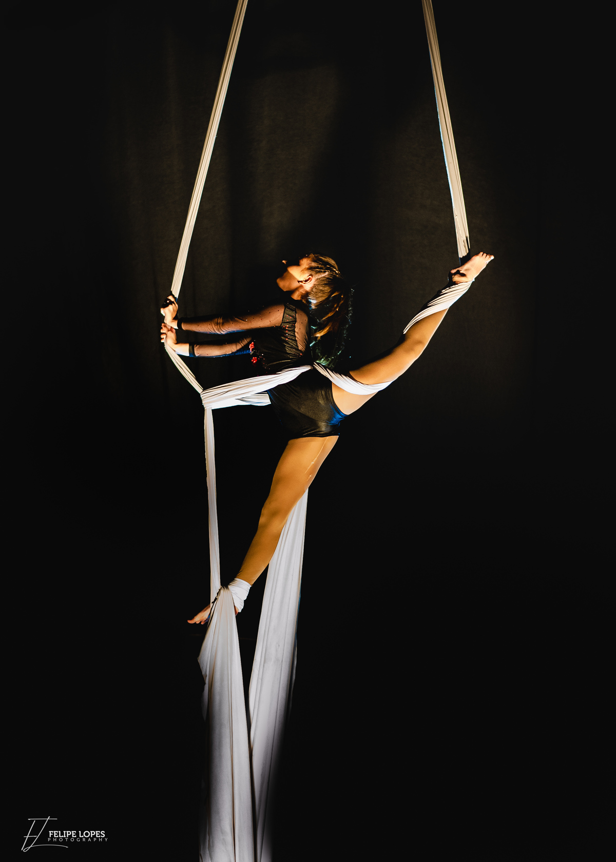 Lana  Fetter - Espetáculo Devika
Dança em Tecidos Acrobáticos