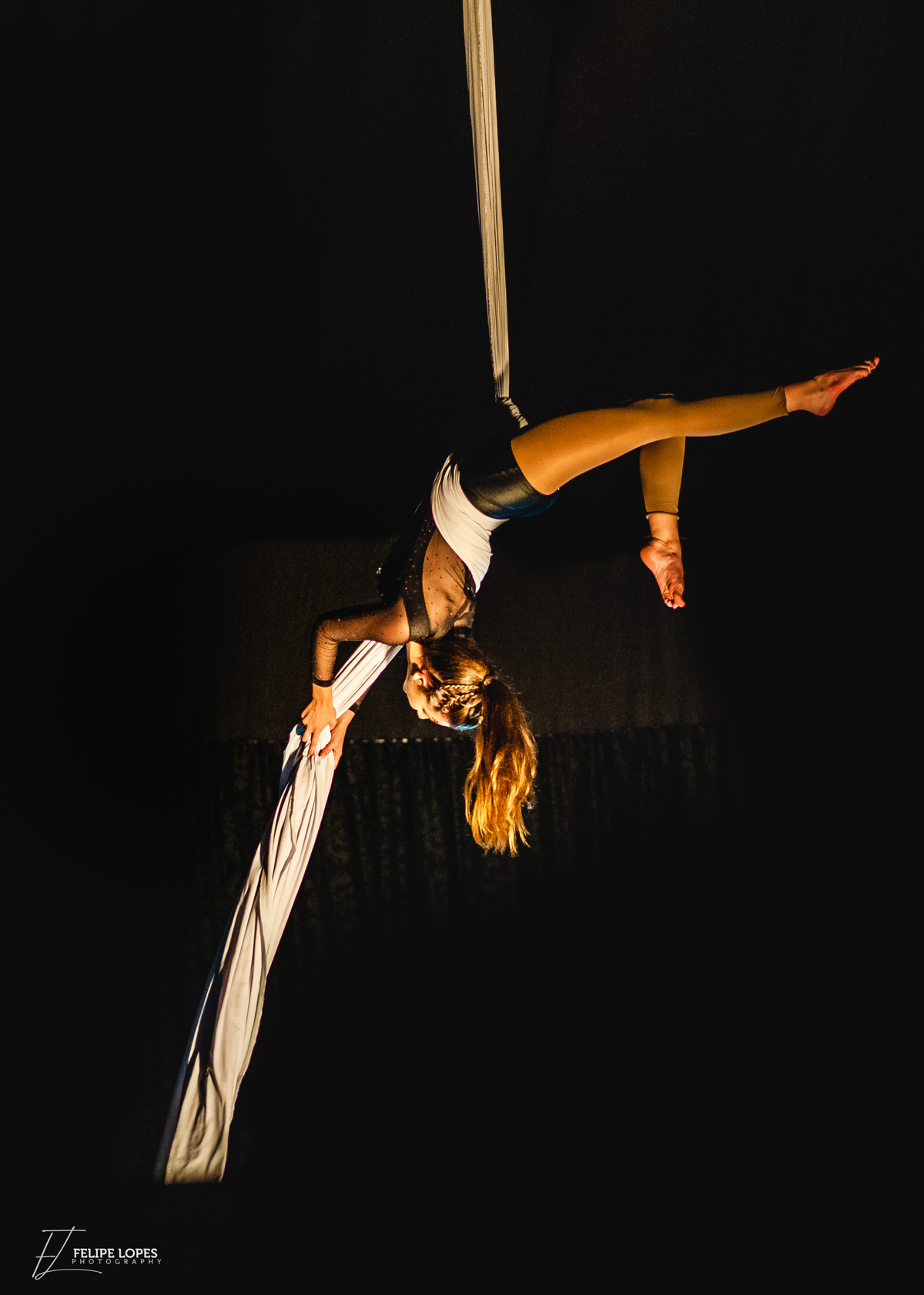 Lana  Fetter - Espetáculo Devika
Dança em Tecidos Acrobáticos