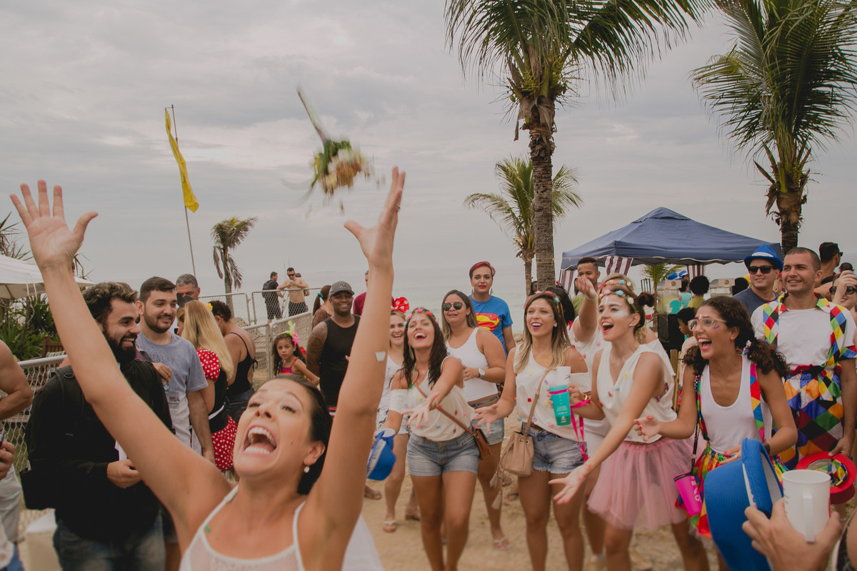 casamento, buquê , rio de janeiro, wedding, carnaval, elopement wedding, barra da tijuca, carrossel de emoções, bloco, beach, rj