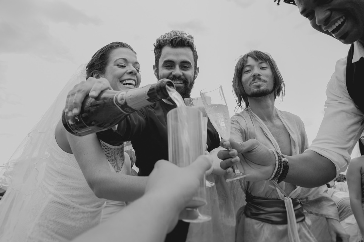 casamento , rio de janeiro, wedding, carnaval, elopement wedding, barra da tijuca, carrossel de emoções, bloco, beach, rj, brinde