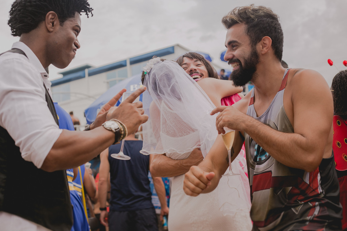 casamento , rio de janeiro, wedding, carnaval, elopement wedding, barra da tijuca, carrossel de emoções, bloco, beach, rj, alegria