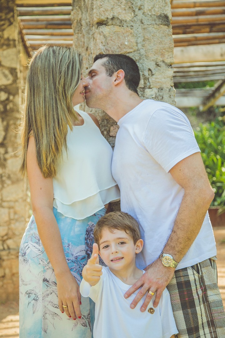 ensaio, família, mãe, pai, filho, beijo, jardim botânico, rio de janeiro, amor, carinho, fotografia, marco brozzo, michelle morelli, rj, parque, dia, luz, criança, ensaio em família