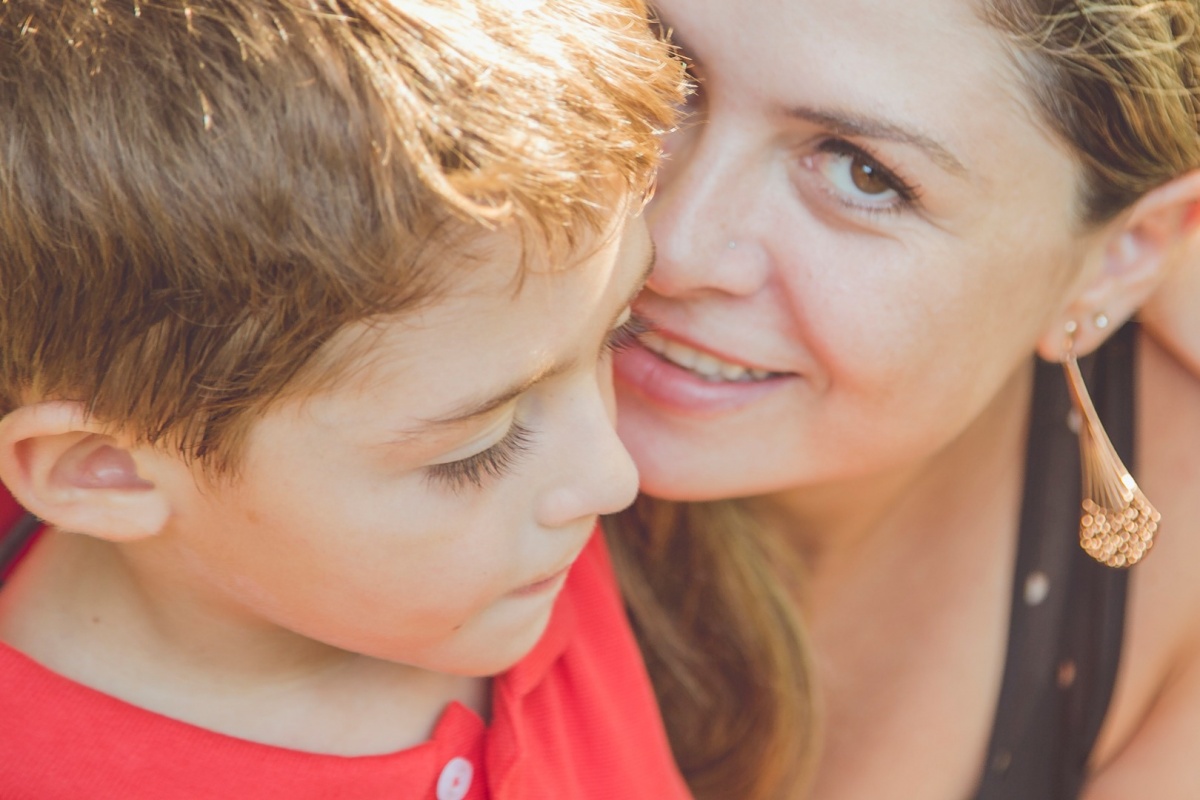 ensaio, família, mãe, pai, filho, beijo, jardim botânico, rio de janeiro, amor, carinho, fotografia, marco brozzo, michelle morelli, rj, parque, dia, luz, criança, ensaio em família