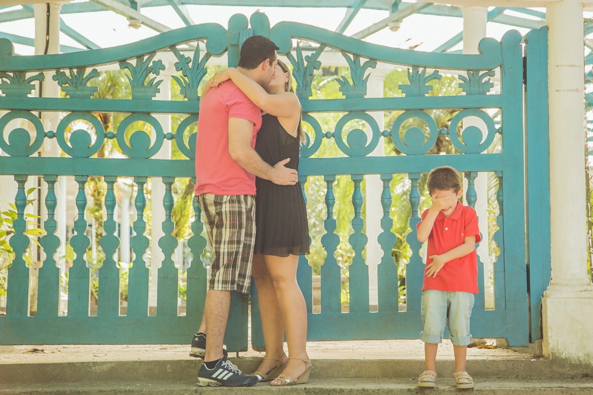 ensaio, família, mãe, pai, filho, beijo, jardim botânico, rio de janeiro, amor, carinho, fotografia, marco brozzo, michelle morelli, rj, parque, dia, luz, criança, ensaio em família