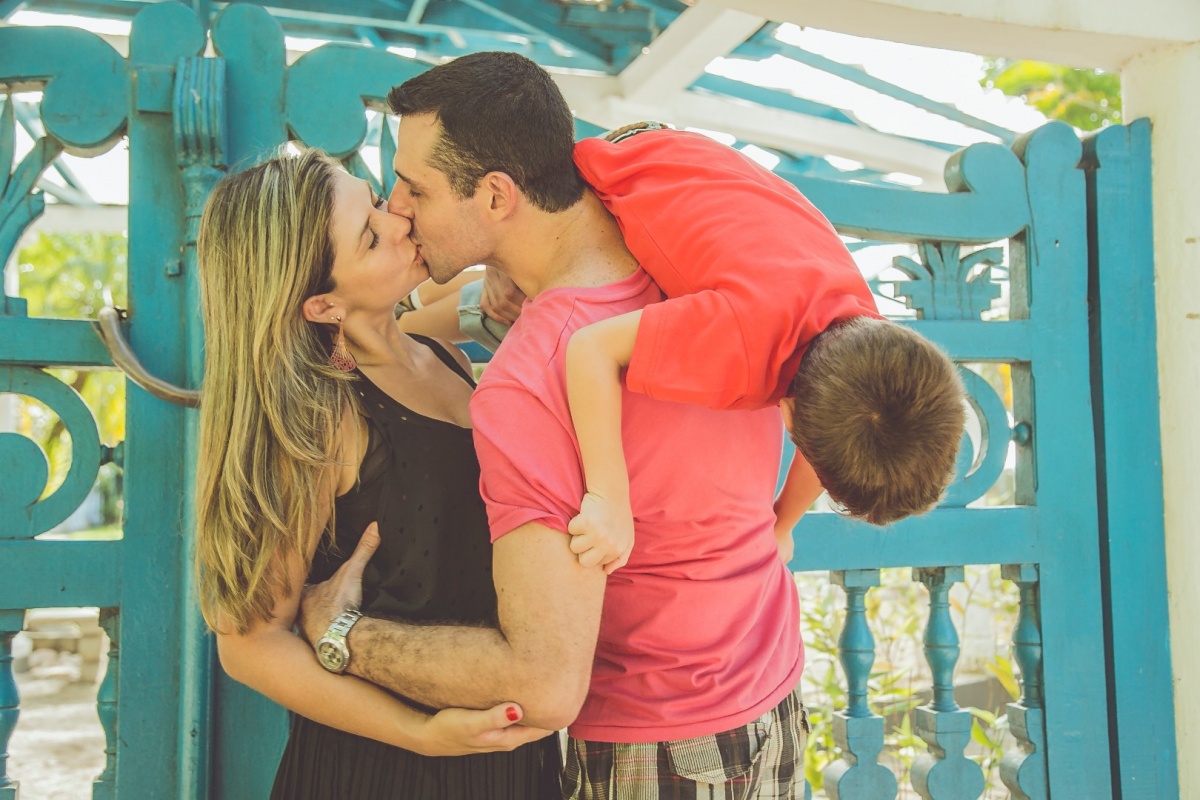 ensaio, família, mãe, pai, filho, beijo, jardim botânico, rio de janeiro, amor, carinho, fotografia, marco brozzo, michelle morelli, rj, parque, dia, luz, criança, ensaio em família