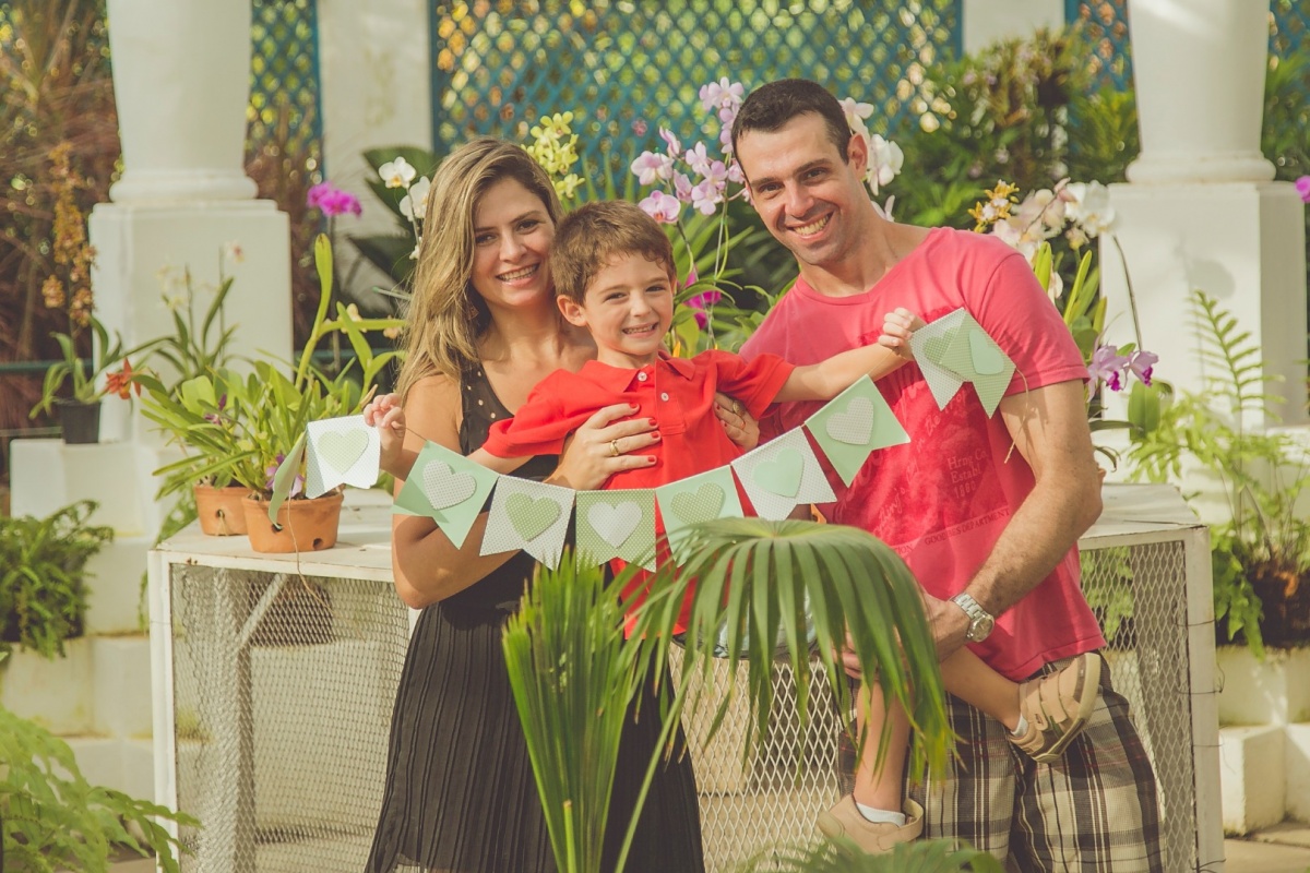 ensaio, família, mãe, pai, filho, beijo, jardim botânico, rio de janeiro, amor, carinho, fotografia, marco brozzo, michelle morelli, rj, parque, dia, luz, criança, ensaio em família