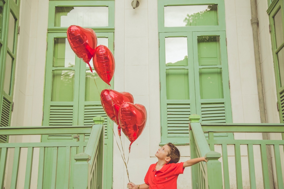 ensaio, família, mãe, pai, filho, beijo, jardim botânico, rio de janeiro, amor, carinho, fotografia, marco brozzo, michelle morelli, rj, parque, dia, luz, criança, ensaio em família, balões, coração