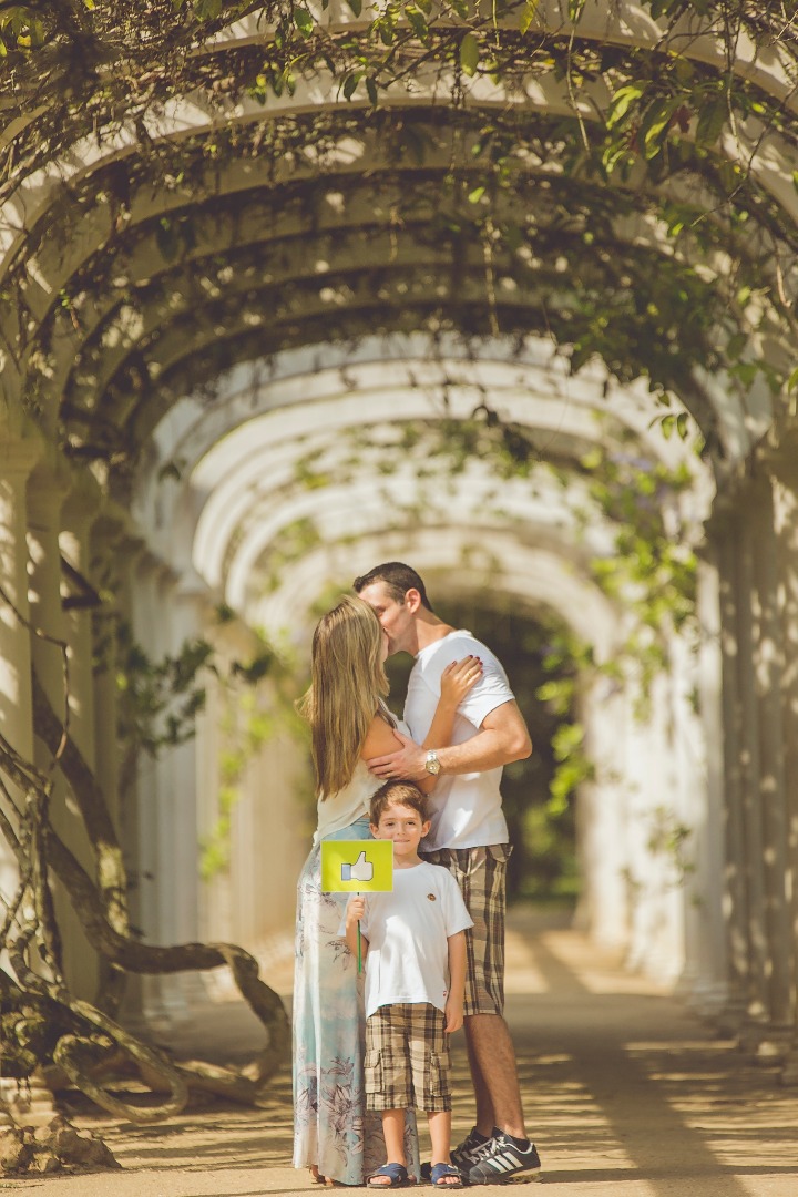 ensaio, família, mãe, pai, filho, beijo, jardim botânico, rio de janeiro, amor, carinho, fotografia, marco brozzo, michelle morelli, rj, parque, dia, luz, criança, ensaio em família