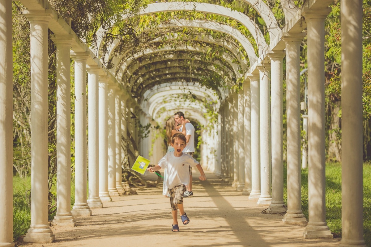 ensaio, família, mãe, pai, filho, beijo, jardim botânico, rio de janeiro, amor, carinho, fotografia, marco brozzo, michelle morelli, rj, parque, dia, luz, criança, ensaio em família