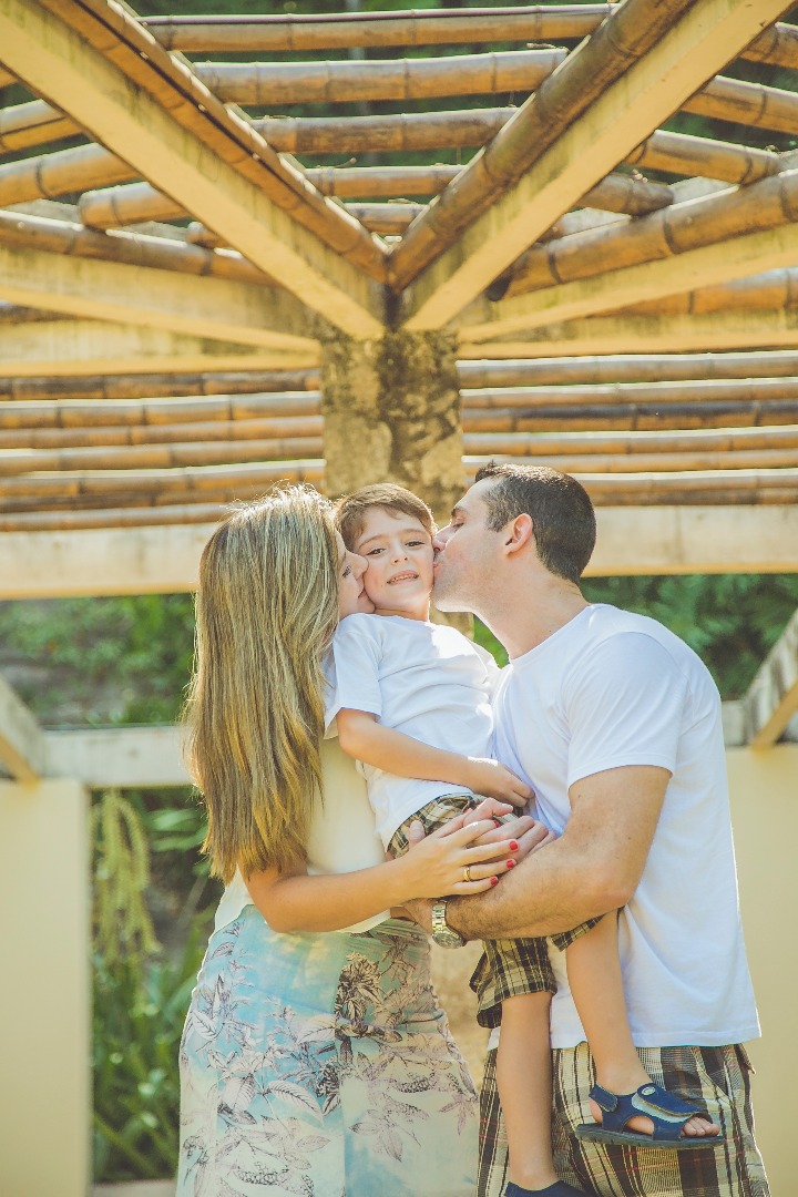 ensaio, família, mãe, pai, filho, beijo, jardim botânico, rio de janeiro, amor, carinho, fotografia, marco brozzo, michelle morelli, rj, parque, dia, luz, criança, ensaio em família