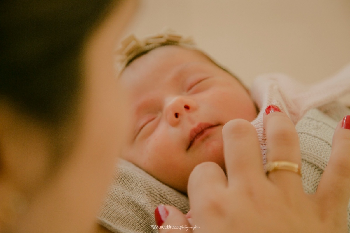 newborn, baby, bêbe, ensaio, fotografia, chupeta, manta, props, menina, antônia, carinho, fotografias, marco brozzo, fotógrafo