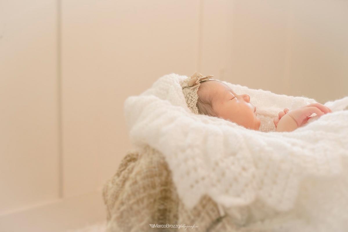 newborn, baby, bêbe, ensaio, fotografia, chupeta, manta, props, menina, antônia, carinho, fotografias, marco brozzo, fotógrafo