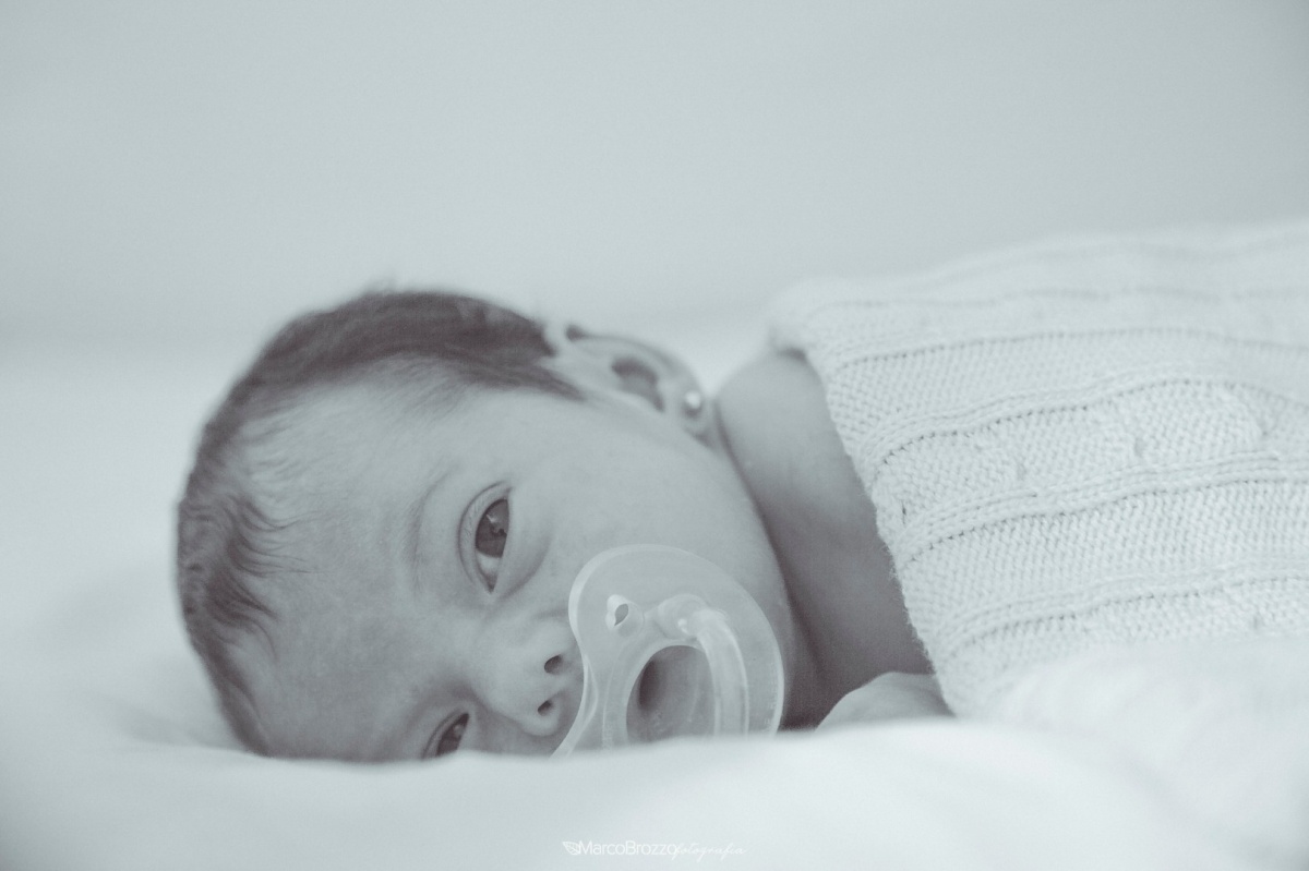 newborn, baby, bêbe, ensaio, fotografia, chupeta, manta, props, menina, antônia, carinho, fotografias, marco brozzo, fotógrafo