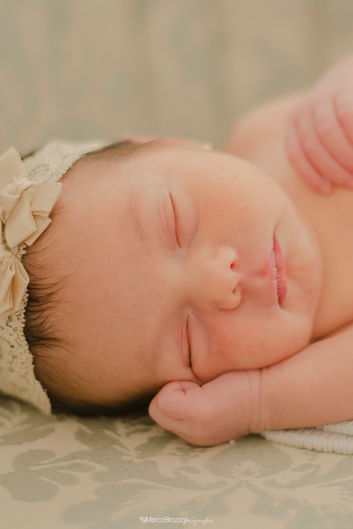 newborn, baby, bêbe, ensaio, fotografia, chupeta, manta, props, menina, antônia, carinho, fotografias, marco brozzo, fotógrafo
