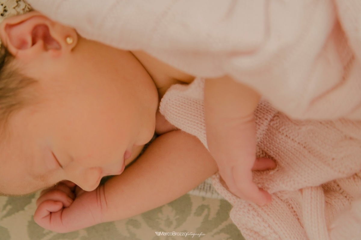 newborn, baby, bêbe, ensaio, fotografia, chupeta, manta, props, menina, antônia, carinho, fotografias, marco brozzo, fotógrafo