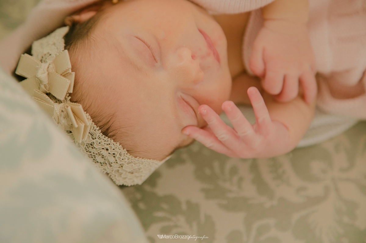 newborn, baby, bêbe, ensaio, fotografia, chupeta, manta, props, menina, antônia, carinho, fotografias, marco brozzo, fotógrafo