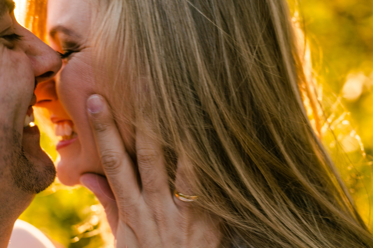 Um casal, no por do sol em cima de uma montanha, vestido roupas brancas. Golden hour na montanha Sagrada em Minas Gerais, na cidade de São Lourenço, pelo fotógrafo Marco Brozzo
