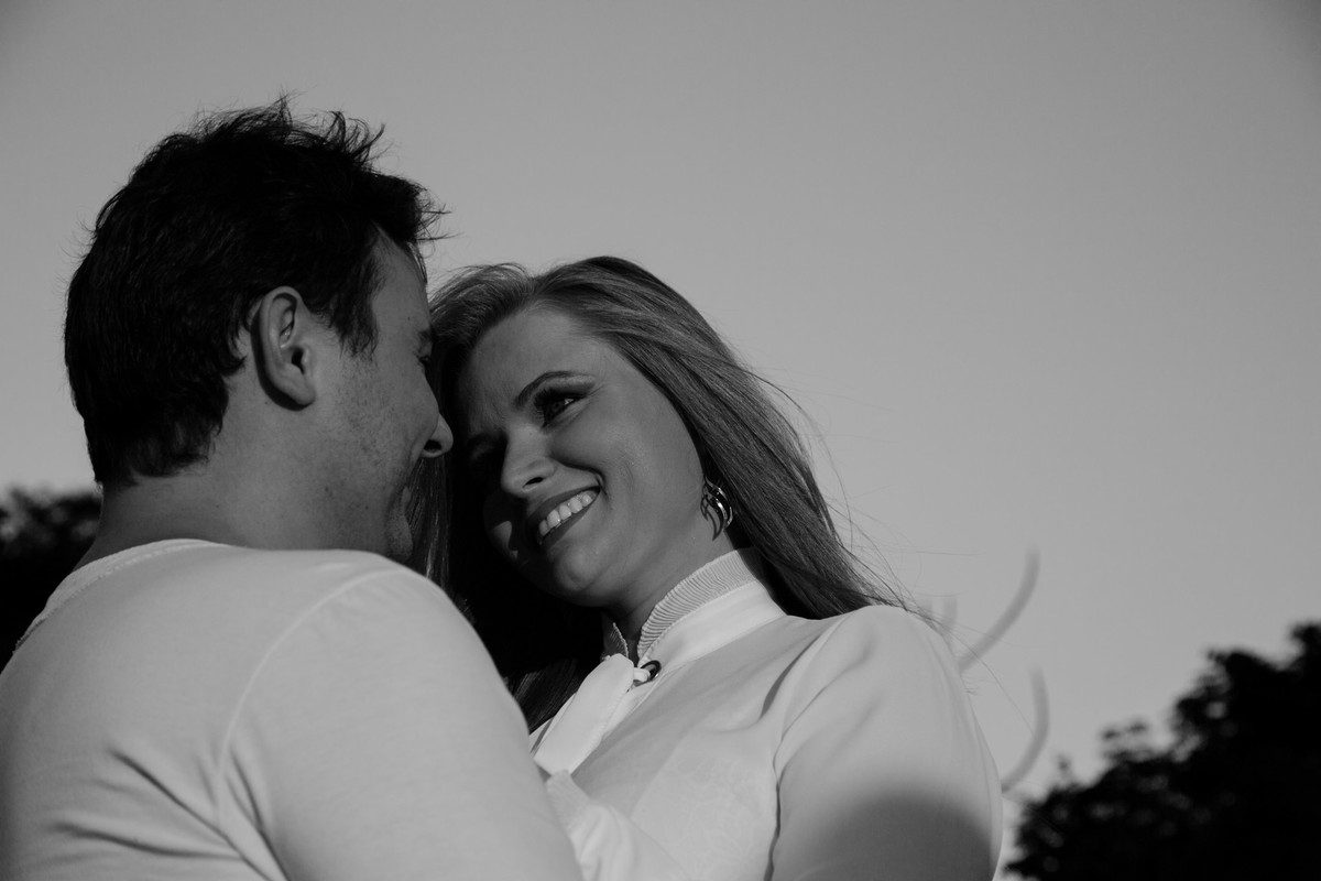 Um casal, no por do sol em cima de uma montanha, vestido roupas brancas. Golden hour na montanha Sagrada em Minas Gerais, na cidade de São Lourenço, pelo fotógrafo Marco Brozzo