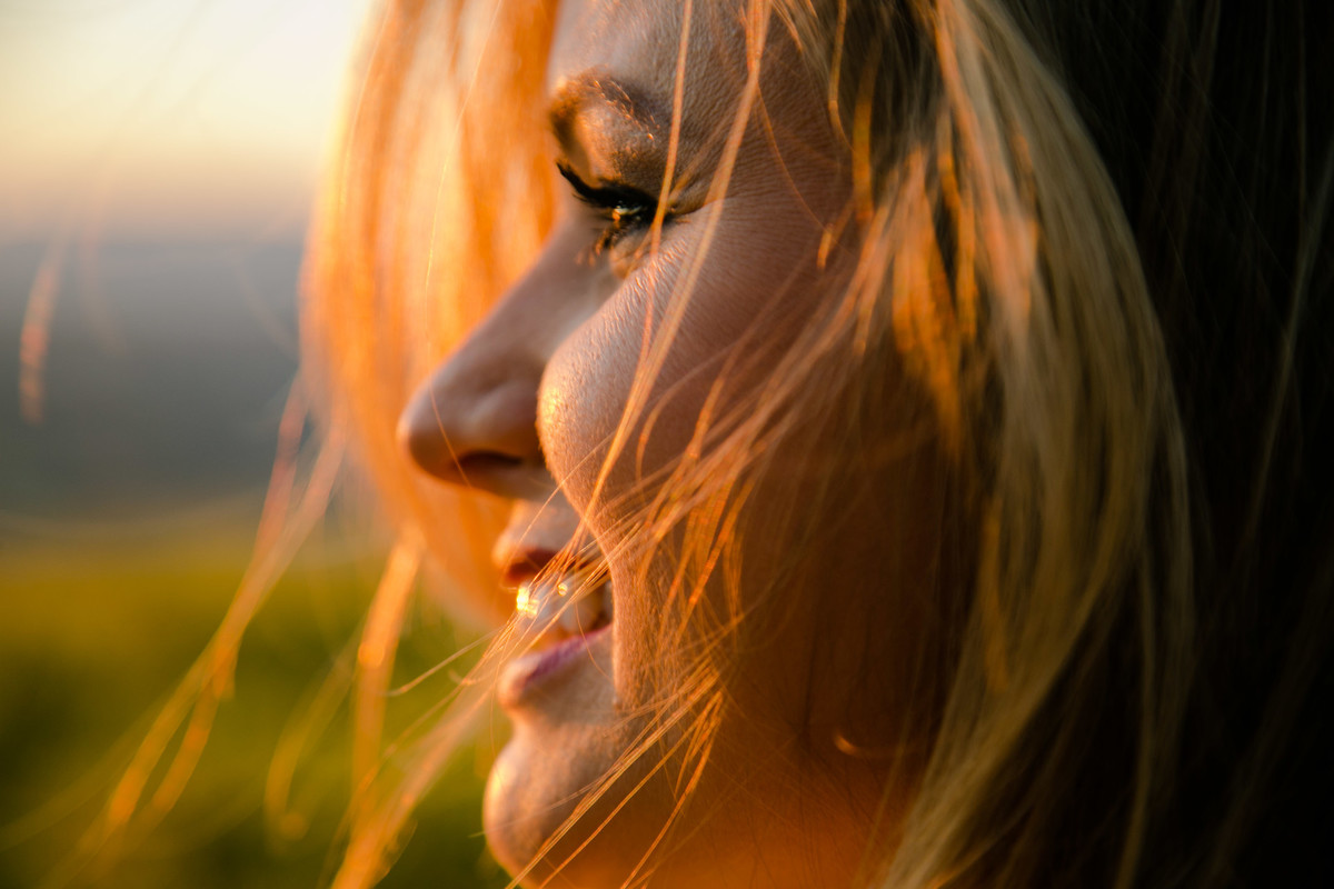 Um casal, no por do sol em cima de uma montanha, vestido roupas brancas. Golden hour na montanha Sagrada em Minas Gerais, na cidade de São Lourenço, pelo fotógrafo Marco Brozzo
