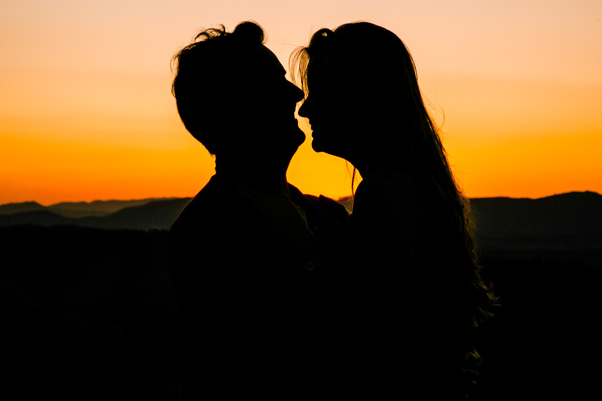 Um casal, no por do sol em cima de uma montanha, vestido roupas brancas. Golden hour na montanha Sagrada em Minas Gerais, na cidade de São Lourenço, pelo fotógrafo Marco Brozzo