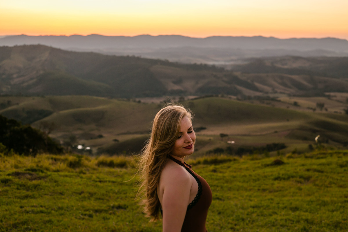 Um casal, no por do sol em cima de uma montanha, vestido roupas brancas. Golden hour na montanha Sagrada em Minas Gerais, na cidade de São Lourenço, pelo fotógrafo Marco Brozzo