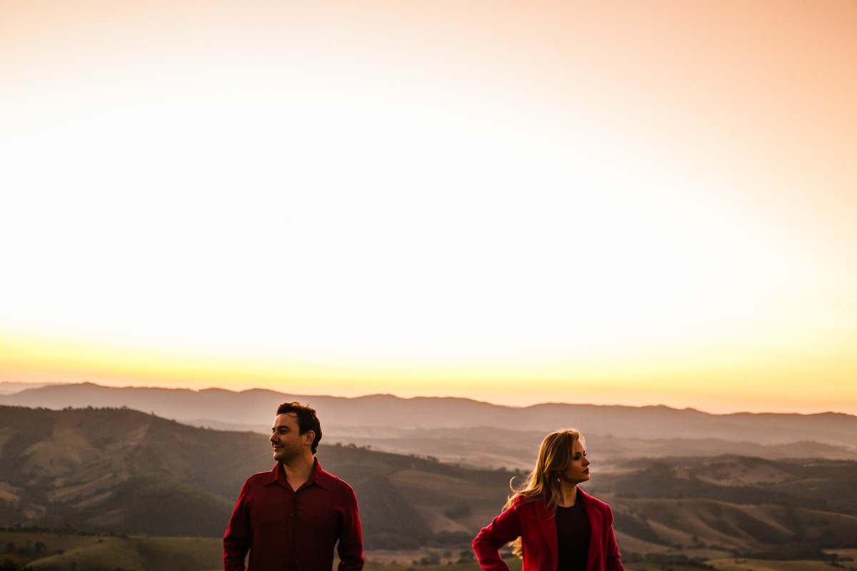 Um casal, no por do sol em cima de uma montanha, vestido roupas brancas. Golden hour na montanha Sagrada em Minas Gerais, na cidade de São Lourenço, pelo fotógrafo Marco Brozzo