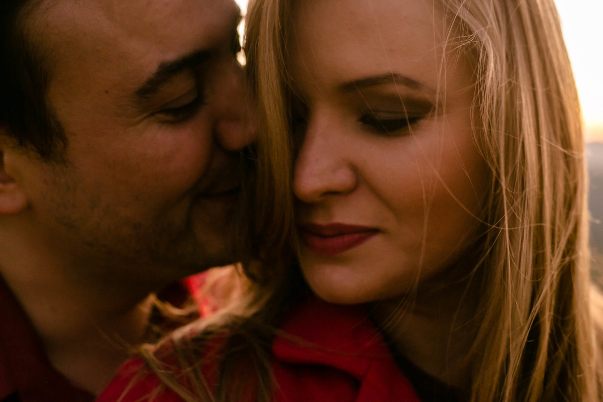 Um casal, no por do sol em cima de uma montanha, vestido roupas brancas. Golden hour na montanha Sagrada em Minas Gerais, na cidade de São Lourenço, pelo fotógrafo Marco Brozzo