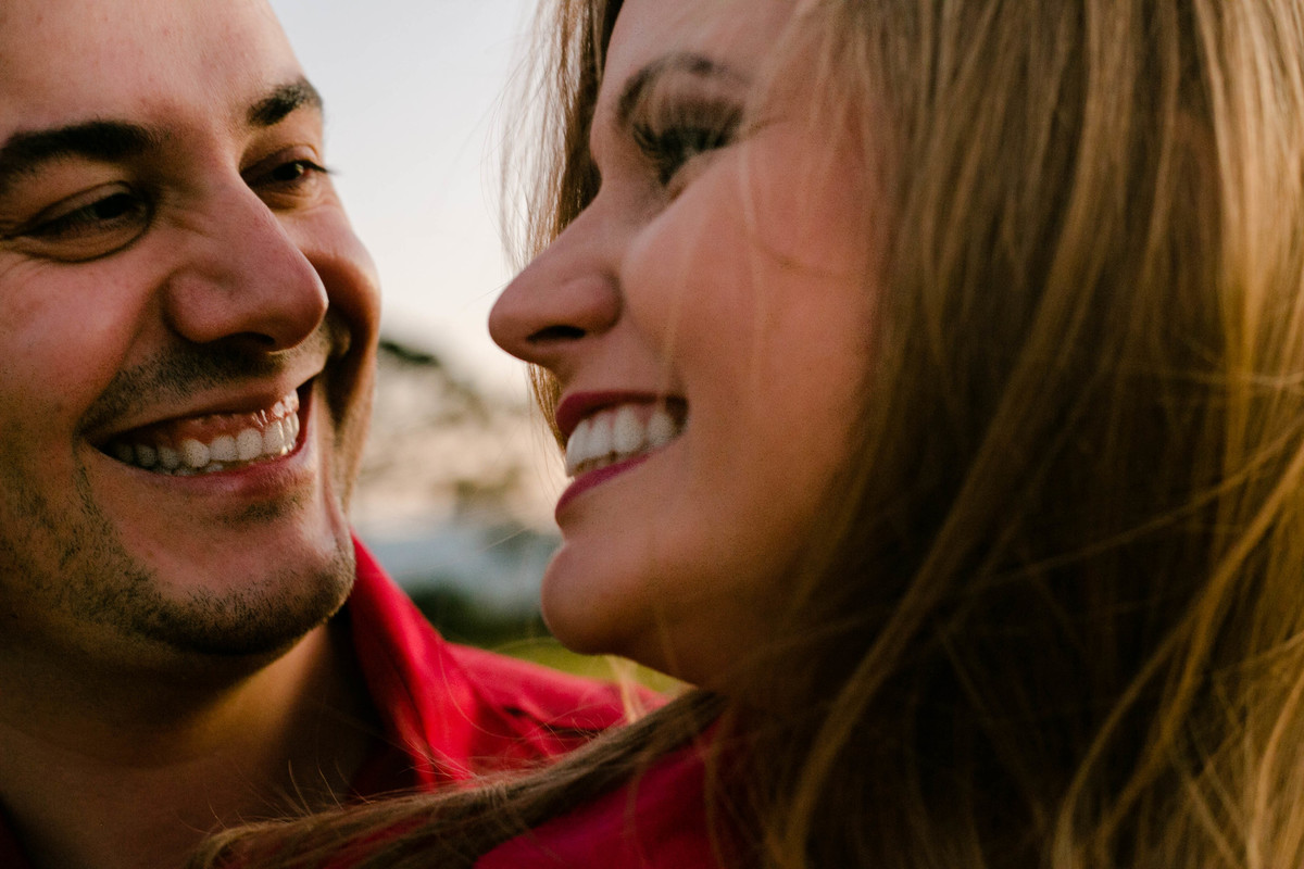 Um casal, no por do sol em cima de uma montanha, vestido roupas brancas. Golden hour na montanha Sagrada em Minas Gerais, na cidade de São Lourenço, pelo fotógrafo Marco Brozzo