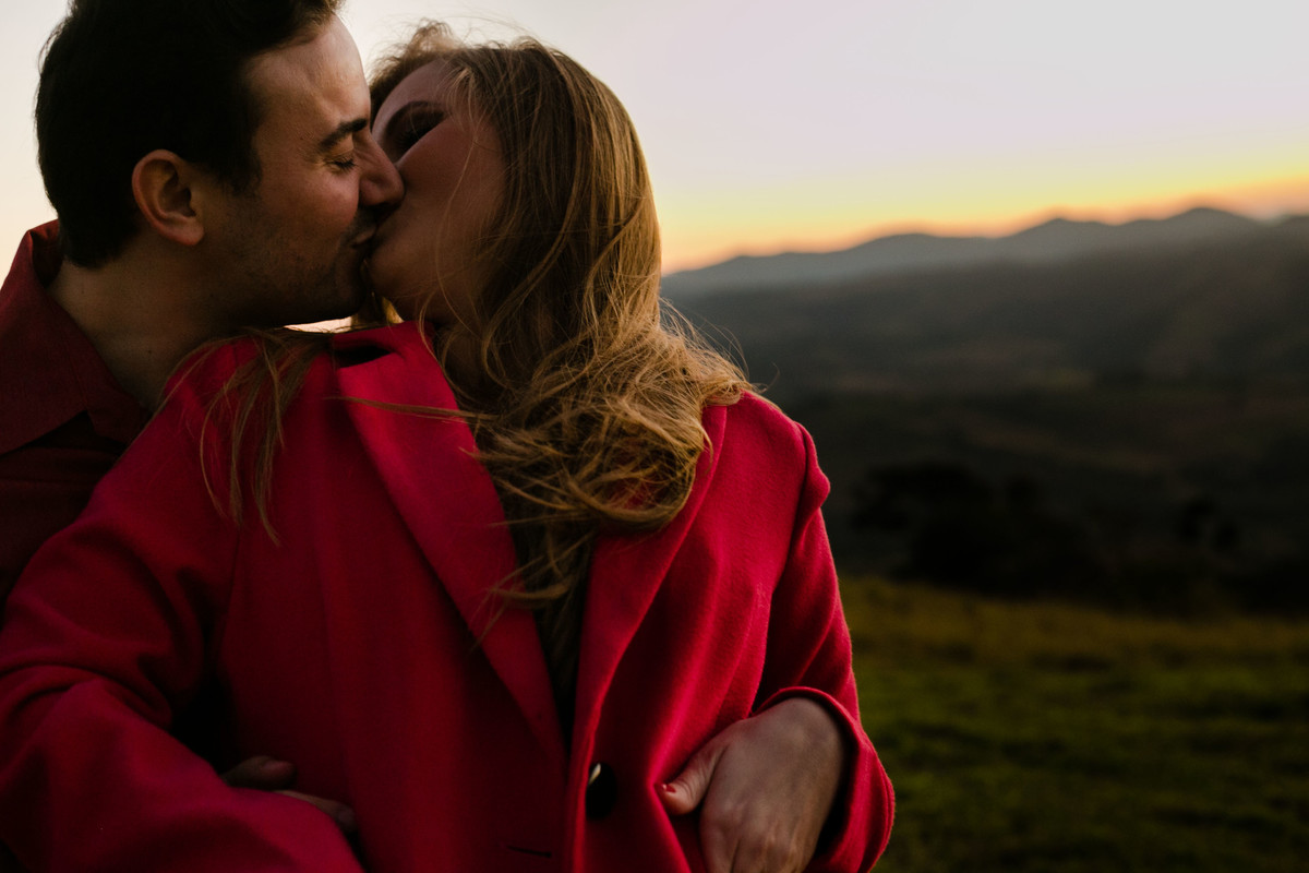 Um casal, no por do sol em cima de uma montanha, vestido roupas brancas. Golden hour na montanha Sagrada em Minas Gerais, na cidade de São Lourenço, pelo fotógrafo Marco Brozzo