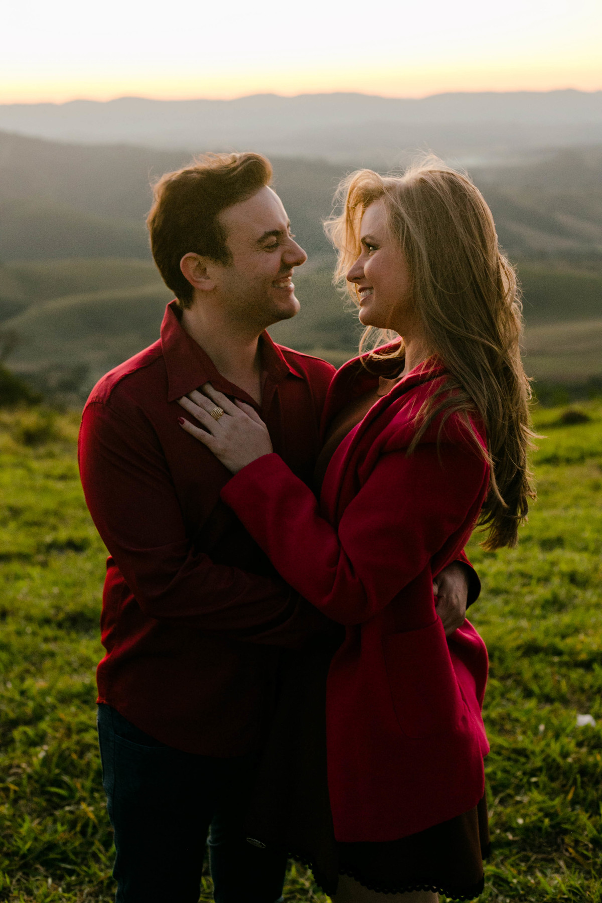 Um casal, no por do sol em cima de uma montanha, vestido roupas brancas. Golden hour na montanha Sagrada em Minas Gerais, na cidade de São Lourenço, pelo fotógrafo Marco Brozzo