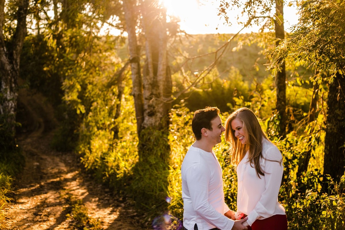 Um casal, no por do sol em cima de uma montanha, vestido roupas brancas. Golden hour na montanha Sagrada em Minas Gerais, na cidade de São Lourenço, pelo fotógrafo Marco Brozzo