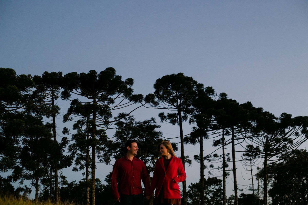 Um casal, no por do sol em cima de uma montanha, vestido roupas brancas. Golden hour na montanha Sagrada em Minas Gerais, na cidade de São Lourenço, pelo fotógrafo Marco Brozzo