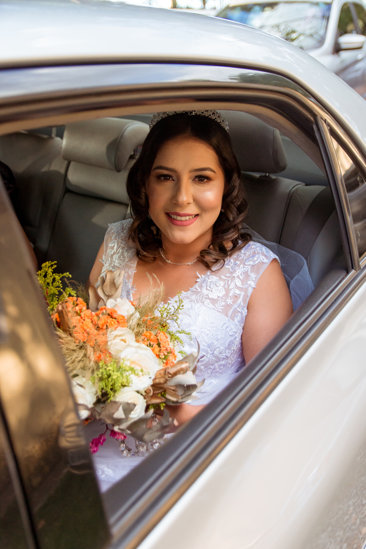 momento da noiva mislaine aguardando sua entrada no carro em tietê