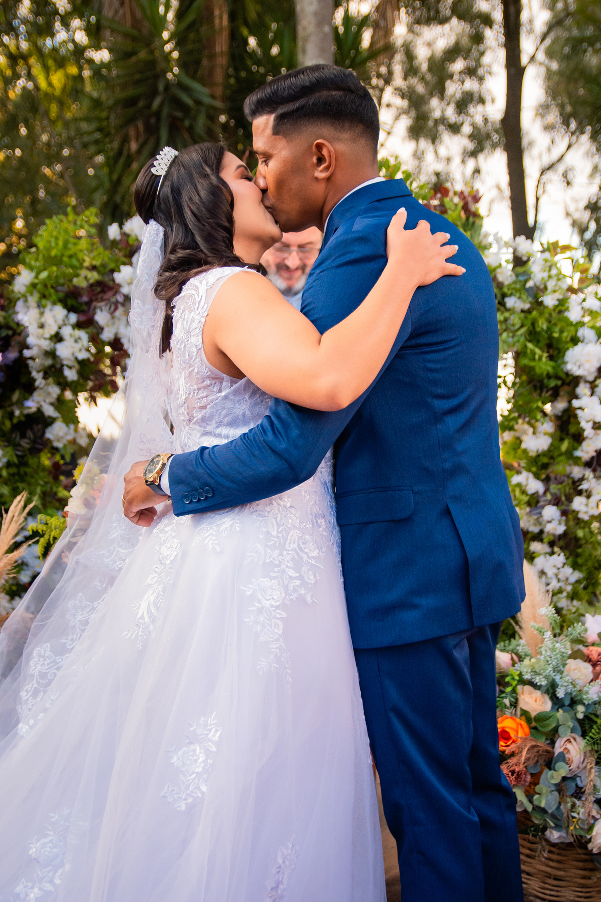 momento do beijo do casal casamento mislaine e sando em tietê