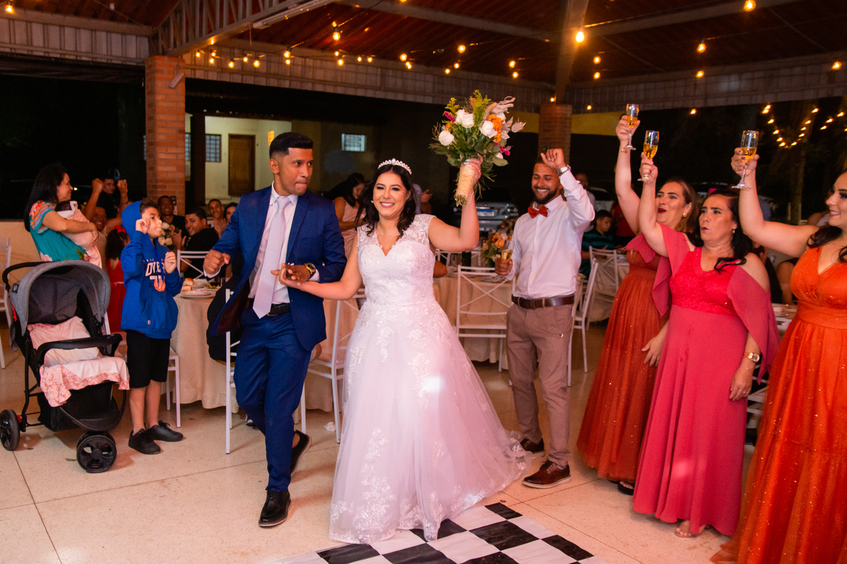 entrada dos noivos na festa casamento mislaine e sandro em tietê