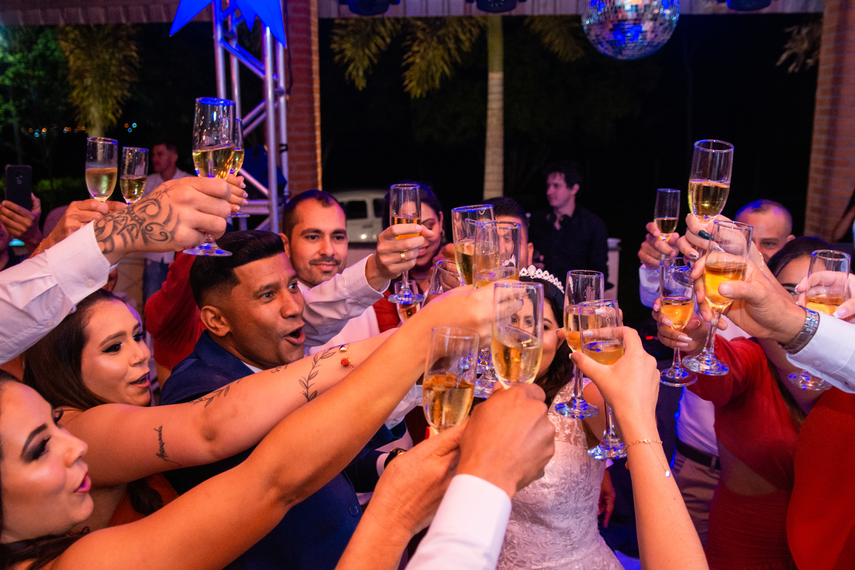 brinde do casal casamento mislaine e sandro em tietê