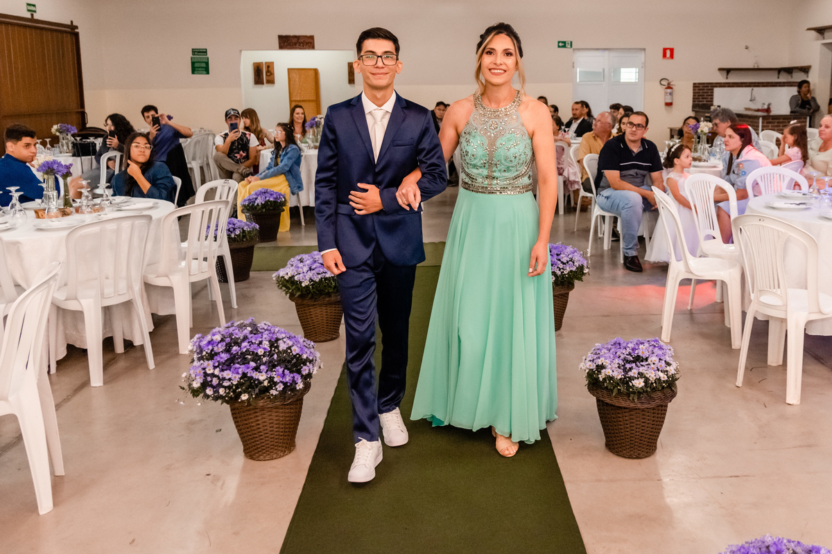 Entrada do noivo João com sua mãe em Cerquilho