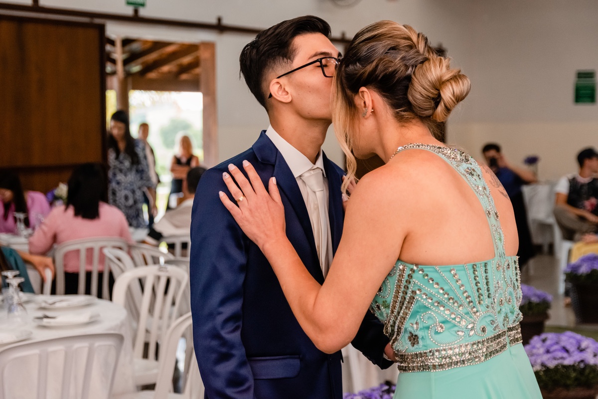 Entrada do noivo João com sua mãe em Cerquilho