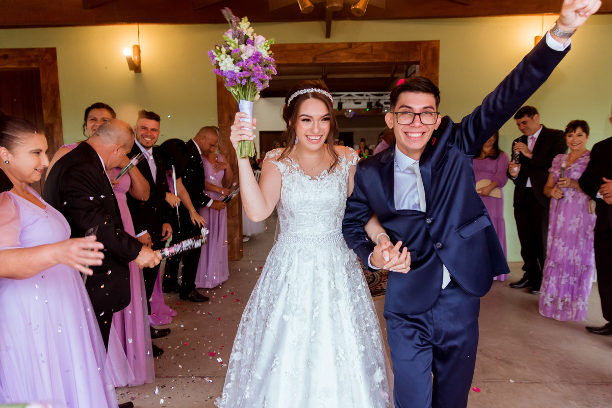 saída dos noivos casamento João e Audrey em Cerquilho