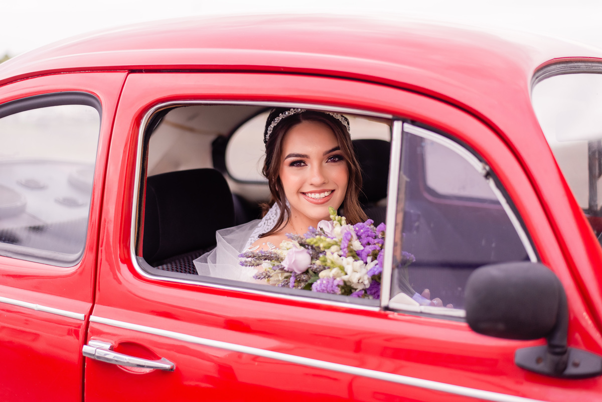 noiva Audrey a caminho da igreja com seu fusca vermelho em Cerquilho