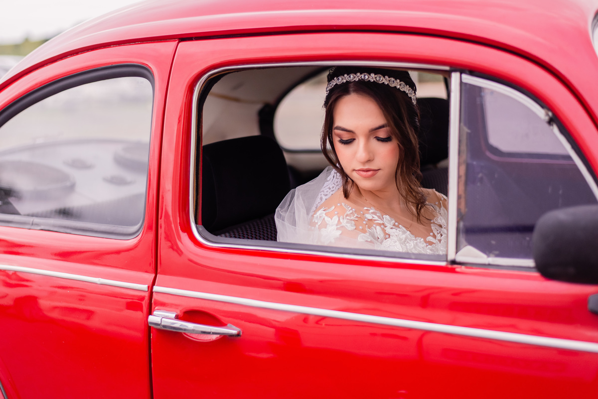 noiva Audrey a caminho da igreja com seu fusca vermelho em Cerquilho