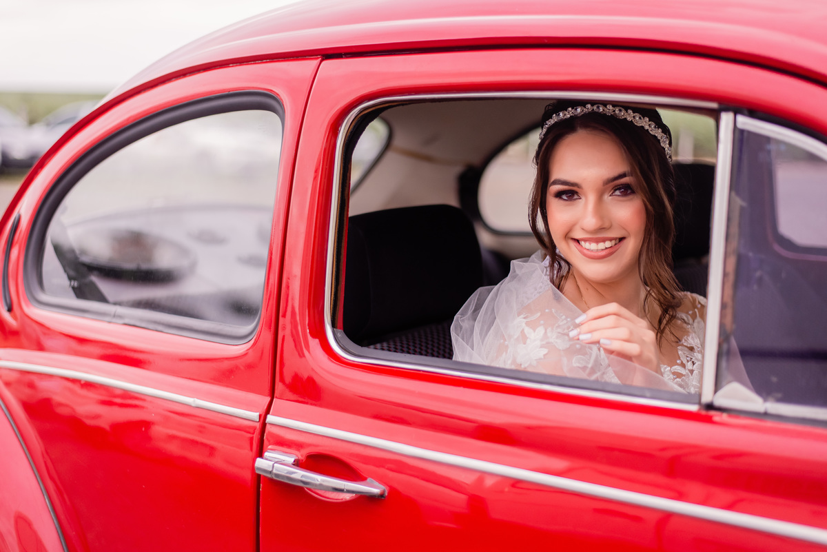 noiva Audrey a caminho da igreja com seu fusca vermelho em Cerquilho
