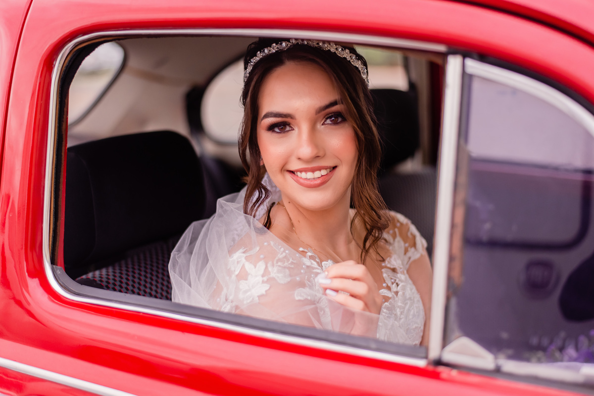 noiva Audrey a caminho da igreja com seu fusca vermelho em Cerquilho