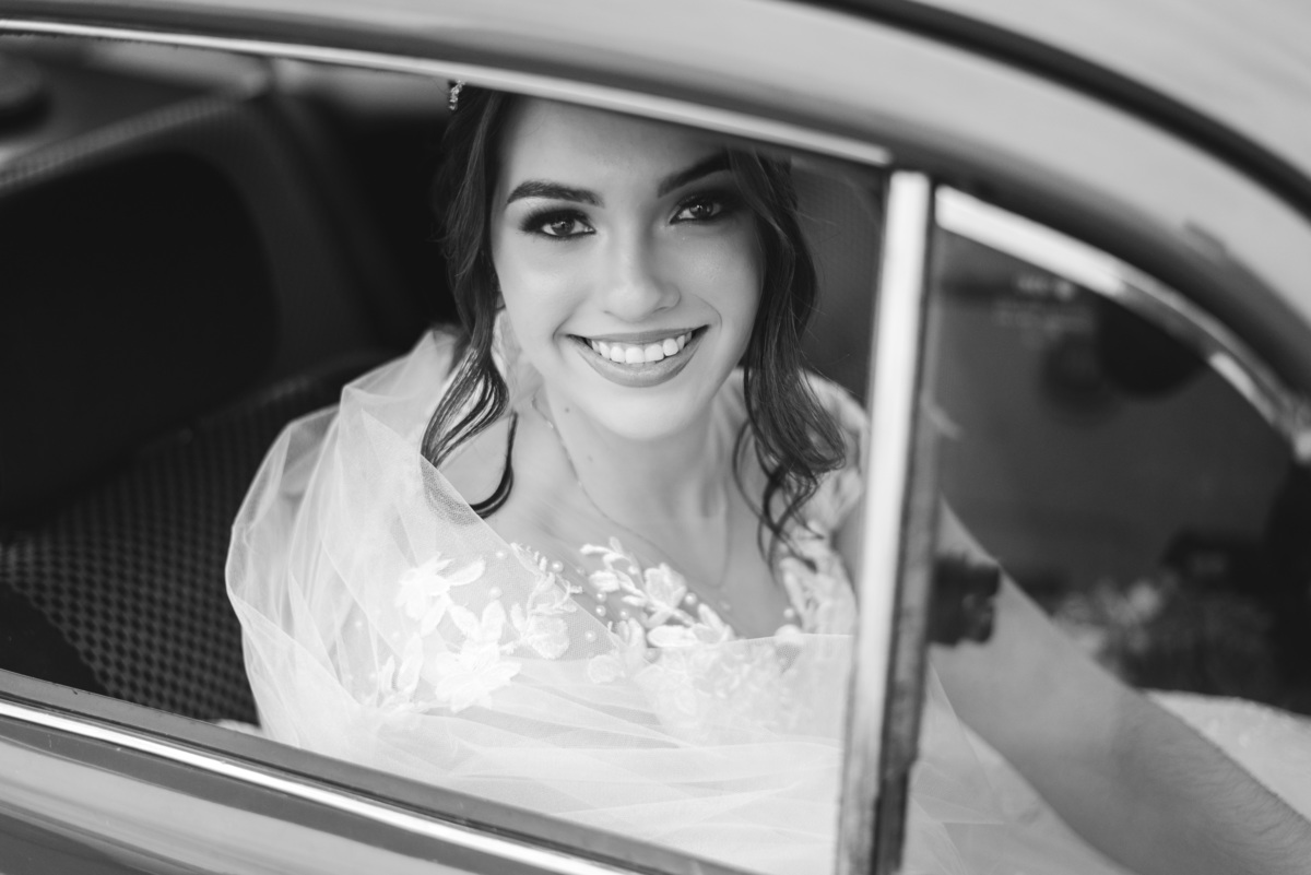 noiva Audrey a caminho da igreja com seu fusca vermelho em Cerquilho