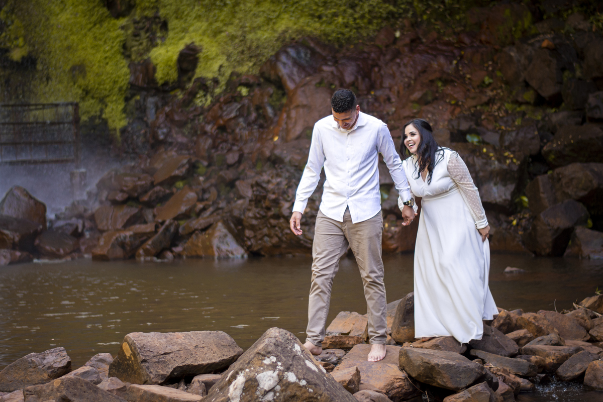 Casal se divertindo em Brotas