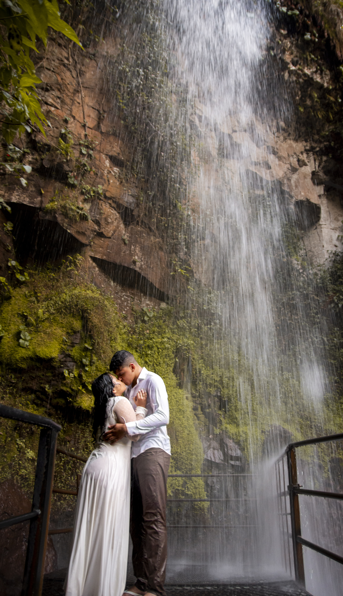 Casal banho na cachoeira