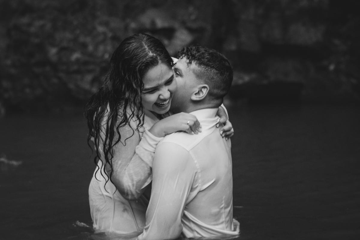 Casal na cachoeira em brotas