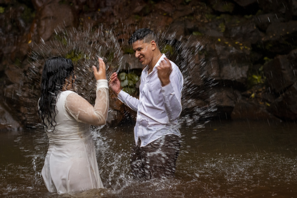 Casal se divertindo em cachoeira em brotas
