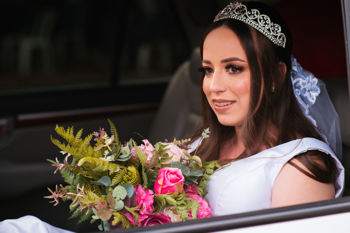 noiva esperando sua entrada no carro