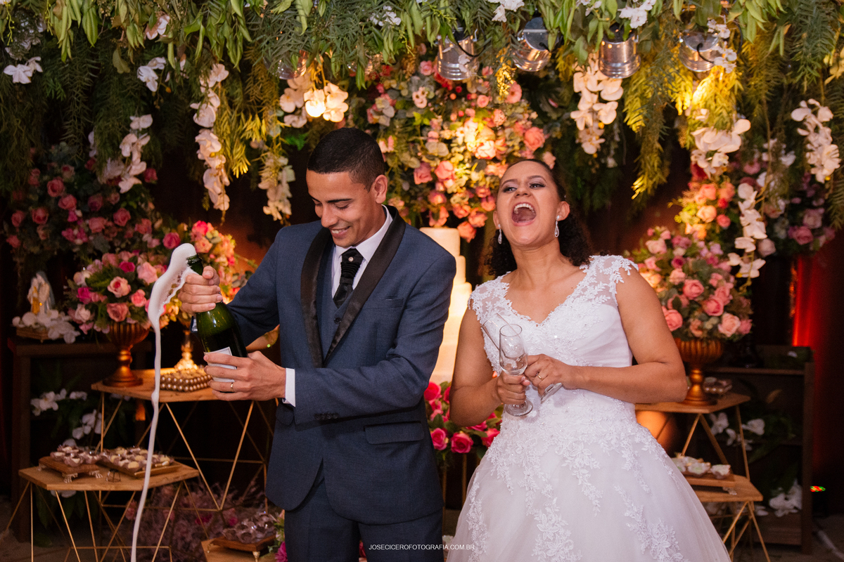 noivos estourando champanhe